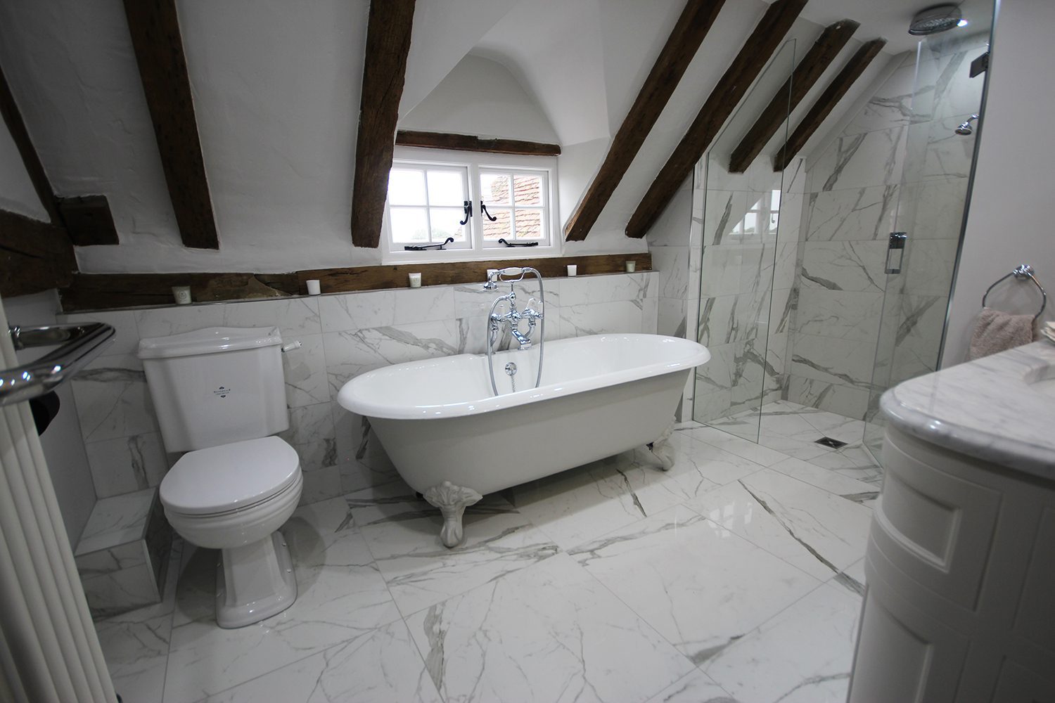 Traditional Cottage Luxury en-suite bathroom (2)