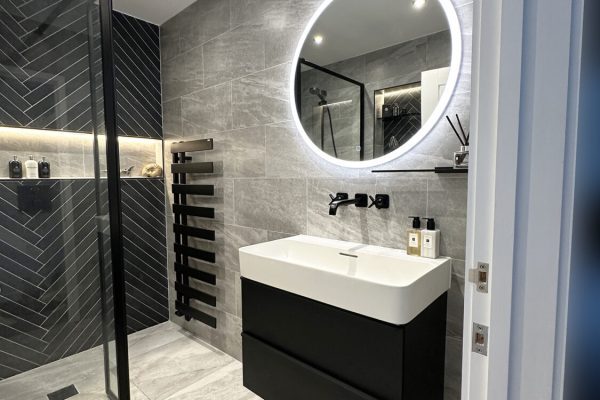 Dark and moody en-suite bathroom with matt black fittings (5)